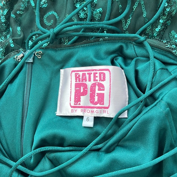 Absolutely stunning prom/ball gown - Picture 7 of 9